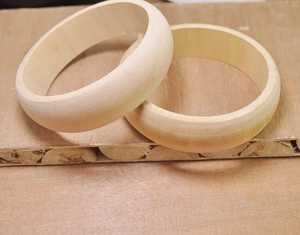 Pulseras y Brazaletes de Madera MN Exports MNE-1327 Clásicos Unisex con Imitación de Perla para Fiestas Cristianas, Acabado Natural, Forma Suave - Product Image 1