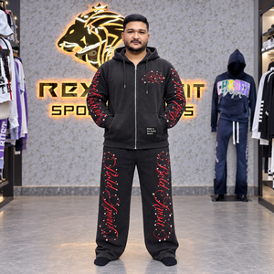 Conjunto de Invierno Personalizado para Hombre: Sudadera con Capucha Negra con Cremallera, Pantalones Anchos de Felpa de Algodón con Bordado y Detalles de Cuentas, Etiqueta Personalizada - Product Image 1