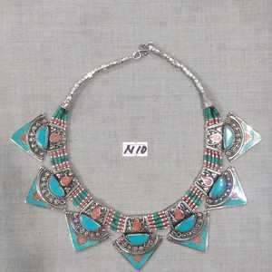 Colliers ethniques à pendentif en corail fleuri du bouddhisme tibétain avec perles tibétaines - Product Image 2