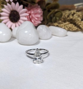 แหวนแต่งงานเพชรโมอิสซาไนต์ทรงรี 3 กะรัต ประดับแบบหนามเตย ตรา Lurba Jewels ทองคำขาว 14K แท้ สำหรับงานหมั้น - Product Image 6