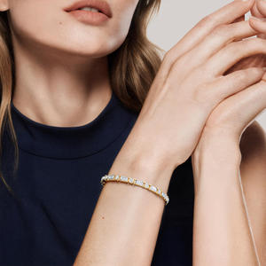 Pulsera de tenis con diamantes de corte redondo y baguette alternados, engastados en bisel, de eternidad completa - Product Image 5