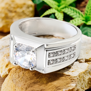 Bague de fiançailles AMBER JEWELS en or jaune plaqué rhodium avec diamant taille brillant, design géométrique, sertissage à griffes et accents pavés, pour homme - Product Image 4