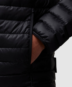 Chaqueta acolchada ligera para hombre, negra, con cuello alto y cremallera, con relleno horizontal. - Product Image 3