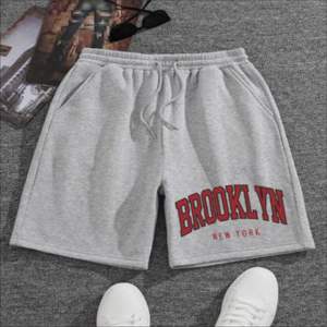 Pantalones cortos de mezclilla desgastados de corte recto para hombre, estilo urbano informal, moda de verano, fabricante mayorista. - Product Image 1