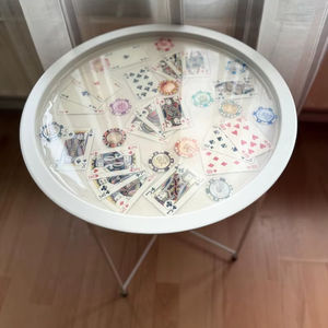 โต๊ะข้างเรซิ่นคาสิโนรอยัล ตกแต่งด้วยไพ่และชิปโป๊กเกอร์ - Product Image 1