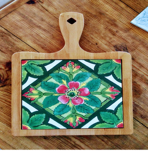 Tabla de desayuno de madera natural, azulejo de filigrana azul, portavasos. Disponible a precios de mayorista. - Product Image 2