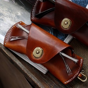 Étui à lunettes classique en cuir marron avec fermeture à pression dorée et attache porte-clés - Product Image 3