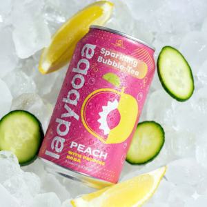 Lady Boba Sparkling Popping Boba, Jugo de Frutas con Sabor a Melocotón y Uva, con Bolsitas, Lata de 310 ml - Product Image 3