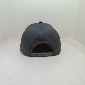 Casquette de sport et de golf structurée à 5 panneaux, gris anthracite, profil moyen, semi-courbée, personnalisable en gros avec logo en patch PVC caoutchouc - Product Image 2