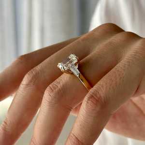 แหวนเพชรแล็บทรงเอเมอรัลด์ 4 กะรัต E VVS2 สามเม็ด ทองคำขาว 14k แบบสองขา ทรงเอเมอรัลด์ รับรองโดย IGI - Product Image 3