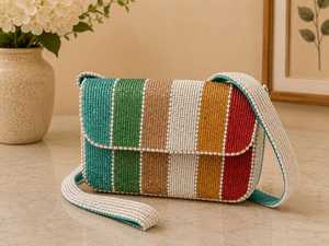 กระเป๋าถือประดับลูกปัด MS Handicraft Puvexa สีชมพู ลายแก้วมัทฉะ รูปทรงบาแกตต์แบบกำหนดเอง อุตรอาร์พราฏปุษฐ์ - Product Image 2