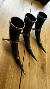 Cuenco artesanal de cuerno vikingo con acabado natural, taza tradicional nórdica vikinga para amantes del hidromiel con soporte. - Product Image 4