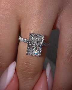 Bague de fiançailles en or massif 14K 18K personnalisée avec diamant de laboratoire taille radiant 4 carats, pavé italien et halo inversé, vente en gros d'usine - Product Image 6