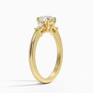 แหวนหมั้นเพชรทรงบาแกตต์สามเม็ดและเพชรทรงกลมแบบคลาสสิก - Product Image 3