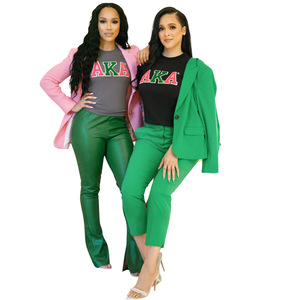 T-shirt noir en chenille avec lettres grecques brodées rose et vertes, en coton premium, style streetwear décontracté, vêtement de sororité - Product Image 1