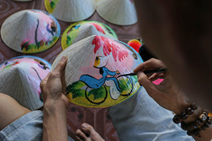 Chapeaux coniques traditionnels vietnamiens, broderie à la main, style d'image personnalisé, chapeau en feuille de palmier réglable pour souvenir ou décoration - Product Image 6