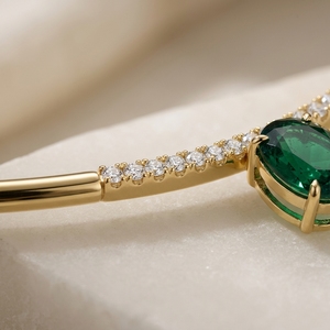 Collar gargantilla Avant Garde con corte brillante ovalado de esmeralda verde, centro de micro pavé, oro de laboratorio de 14k, oro nupcial - Product Image 4
