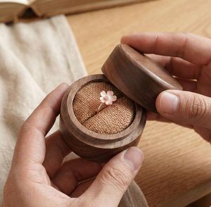 Juego de Cajas de Anillos de Madera Hechas a Mano, Estuches Redondos de Almacenamiento de Joyas de Nogal con Inserto de Yute, Soporte Rústico para Anillos de Boda - Product Image 3