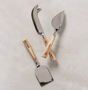 Cuchillo plano para queso (tipo cincel): La hoja ancha y cuadrada está diseñada para cortar o partir trozos de quesos semiduros a duros. - Product Image 3