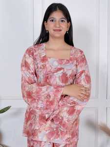 Ensemble coordonné élégant en mousseline rose à imprimé floral pour femme – Robe décontractée respirante à col U et manches cloche avec pantalon palazzo à jambes larges - Product Image 4