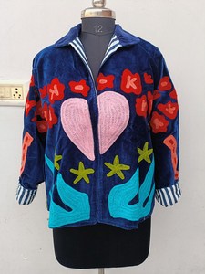 เสื้อโค้ทสีน้ำเงินกรมท่า ตกแต่งด้วยลายปักดอกไม้รูปหัวใจด้วยเทคนิค Punch Needle อย่างประณีต ดึงดูดสายตาด้วยดีไซน์ลายดอกไม้รูปหัวใจแบบนามธรรม - Product Image 2
