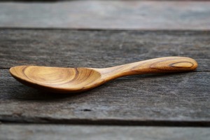 Cuillère en bois lisse et légère, artisanale, taille repas, technique polie par Crescent Crafts - Product Image 4