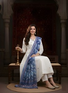 Conjunto de Kurta Anarkali estilo Angrakha de seda romana blanca para mujer, túnica acampanada hasta el suelo, pantalón y dupatta con bordados. - Product Image 5