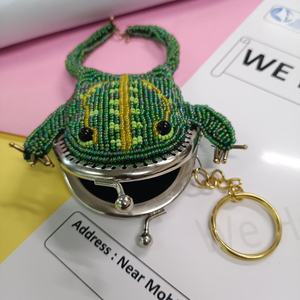 Porte-monnaie grenouille perlé fait main sur mesure avec fermoir métallique et porte-clés – Mini sac artisanal unique pour pièces de monnaie et accessoires - Product Image 2