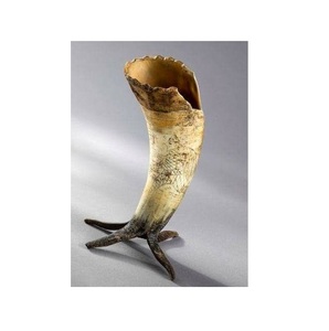 Elegante Juego de Cuerno Vikingo para Beber con Soporte de Madera y Funda de Cuero para una Presentación Premium - Product Image 4