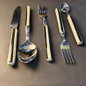 Ensemble de couverts minimaliste en émail crème, couverts modernes en acier inoxydable bicolore, design élégant, couteau, fourchette et cuillère à dîner - Product Image 3