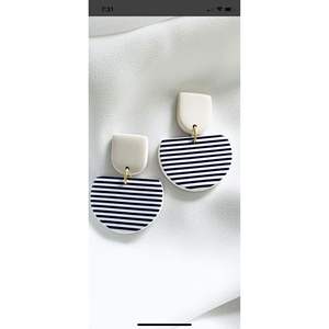 Boucles d'oreilles en résine de luxe faites à la main, matériau de qualité supérieure, durables, légères, confortables, élégantes pour les bijoux de fête - Product Image 4