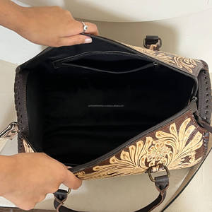 Bolsos de Viaje de Cuero Genuino con Diseño Floral de Alta Calidad, Bolsos Cruzados con Cremallera y Diseño a Cuadros Color Cereza - Product Image 6