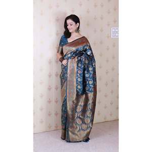 ผ้าซิ่นทอสีน้ำเงินเดนิมแบบอีลิท วีฟส์ บาเนราซี จาล พร้อมเสื้อผ้าไหมเนื้อนุ่มปักดิ้นทองมีนาคารีสำหรับผู้หญิง น้ำหนัก 650 กรัม - Product Image 4