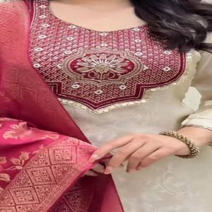 Ensemble de costume pour femme VASTRA COTTAGE en pure soie Banarasi avec haut, pantalon, dupatta jacquard Zari brodé à la main, col entièrement brodé, idéal pour les fêtes et les occasions festives - Product Image 3