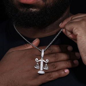 Pendentif Balance de la Justice en Argent Plaqué pour Homme avec Micro-Incrustations de Strass en Cristal, Breloque Hip-Hop Idéale pour un Cadeau - Product Image 1
