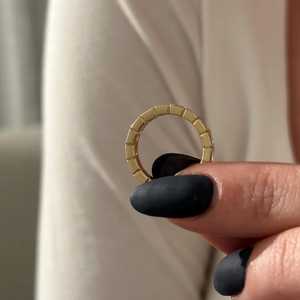 แหวนเพชรทรงเหลี่ยมมรกต 2.5 กะรัต เพาะเลี้ยงในห้องปฏิบัติการ แบบ Eternity Ring ตัวเรือนทองคำขาว 14k ประดับเพชรทรงเหลี่ยมมรกตแบบ Eternity Band - Product Image 2