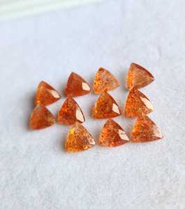 Pierre de soleil naturelle taille trillion 8MM, gemme de haute qualité, couleur orange scintillante, pierre précieuse en vrac pour la fabrication de bijoux, en gros - Product Image 4