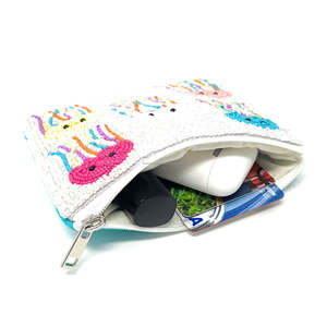 กระเป๋าคลัทช์วินเทจดีไซน์เนอร์ประดับลูกปัดทองคำ ตัวอักษรภาษาอังกฤษโบราณ กระเป๋าใส่เครื่องสำอางขนาดเล็ก ซิปสั่งทำพิเศษ ทำด้วยมือ เป็นมิตรกับสิ่งแวดล้อม กระเป๋าใส่เหรียญ - Product Image 6