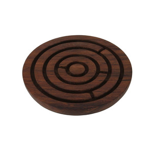 Rompecabezas de laberinto circular de madera hecho a mano con caminos intrincados para un juego de entrenamiento cerebral estimulante para el disfrute familiar - Product Image 1