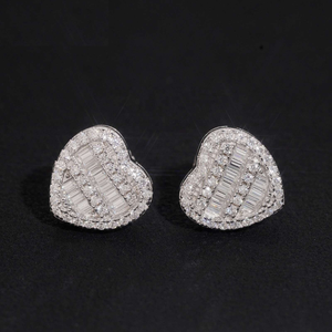 Boucles d'oreilles clous en moissanite en forme de cœur, serties pavé de baguettes, bijoux de luxe tendance, cadeau glamour pour femme - Product Image 6