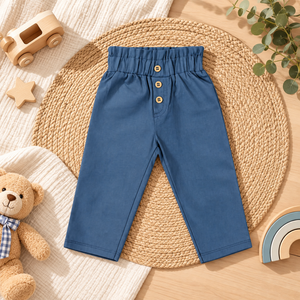 Le tissu en coton respirant et la silhouette droite de ces pantalons bleus les rendent parfaits pour les tenues décontractées de printemps. - Product Image 1