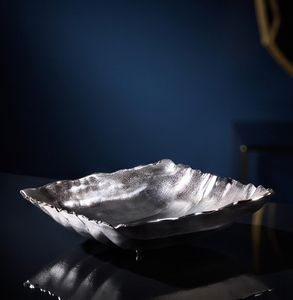 Plateau de service carré argenté en métal massif texturé moulé, article de vaisselle pour cuisine et salle à manger, en stock - Product Image 3