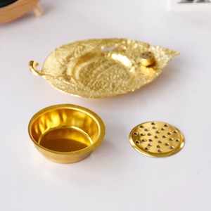 Brûleur d'encens artisanal en laiton en forme de feuille avec design en maille, utilisation aromatique, support décoratif toutes saisons - Product Image 5