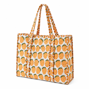 Bolso Tote Acolchado de Algodón con Estampado de Fresas y Diseño a Rayas, Cierre de Cremallera, Diseño Moderno para Toda Temporada, 18 Pulgadas - Product Image 1