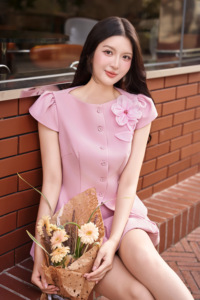 ชุดเซ็ตทูพีซสำหรับผู้หญิง เสื้อทรงเปปลัมสีพื้นและกระโปรงทรงบับเบิ้ล พร้อมดีเทลผ้าจับเดรปตกแต่งกระดุมทำมือ ดีไซน์หรูหรา รุ่น MIA - Product Image 3