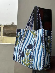 Sac fourre-tout matelassé rose à motif floral, sac à bandoulière en coton imprimé oiseaux, sac fourre-tout esthétique et doux - Product Image 2