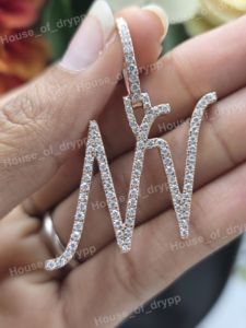 Colgante de Letra con Moissanita VVS Chapado en Rodio y Piedras Redondas de Corte Brillante Engastadas con Garras, Colgante Unisex de Lujo - Product Image 1