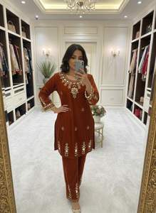 Ensemble élégant de haut en velours, palazzo et dupatta pour soirée, avec de magnifiques broderies et sequins, idéal pour les occasions festives - Product Image 2