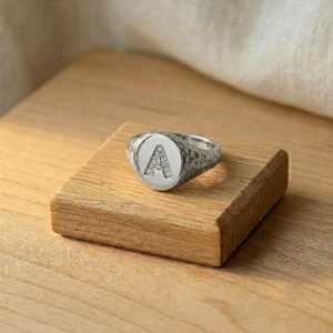 Anillo de Sello Personalizado con Letra del Alfabeto de la A a la Z, en Oro Sólido de 10k, 14k o 18k, Joyería Sencilla para Hombre y Mujer - Product Image 2