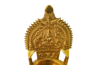 Lampe à huile en laiton Kamatchi Diya gravée, artisanale traditionnelle, support pour Devi Vilakku, Pooja Deepam, pour le temple familial et les festivals du Tamil Nadu - Product Image 2